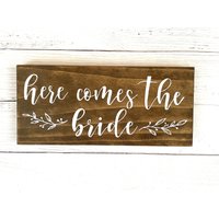 Ringträger Zeichen | Here Comes The Bride Hochzeit Party Holzschild Walking Down The Aisle Schild von TimeandtheBell