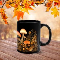 Rustikale Schwarze Kaffeetasse Mit Erdfarbenen Pilzen Detaillierte Keramik Trinkgeschirr Erdton Teetasse Herbst Vibes von TimelessBohoChic