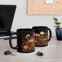 Rustikale Schwarze Kaffeetasse Mit Erdfarbenen Pilzen Detaillierte Keramik Trinkgeschirr Erdton Teetasse Herbst Vibes von TimelessBohoChic