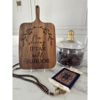 Ramadan Dekor - Dekoratives Holzbrett Schneidebrett Servierplatte Iftar Platte von TimelessTouchDesigns