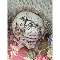Jahrgang 1920S 1930S Kissen Mit Cover/Case Dame in Motorhaube Und Hund Trägt Einen Bogen Betrachten Blumen Alle Von Hand Genäht-Rosa von TimelessTreasuresVCB
