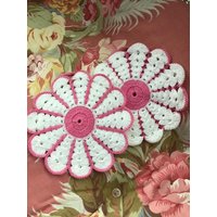 Jahrgang 1970 Heißen Pads Topflappen Set 2 Runde Blume Form Rosa Weiß Haus/Handgemachte Dekorative Küche Dekor | Nur Als Ein Satz Von Verkauft von TimelessTreasuresVCB