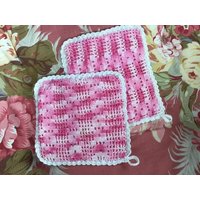 Jahrgang 1970Er Jahren Heißen Pads Topf Halter-Set Aus 2 Dunkel Und Hell Rosa Weiß Heim/Hand Küche Dekor von TimelessTreasuresVCB