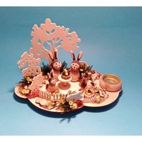 Vintage Erzgebirge Oster Kerzenhalter Aus Holz Mit Hasenfiguren Vintage Erzgebirge Oster Kerzenhalter Aus Holz Mit Hasenfiguren von Timetosellmyvintage