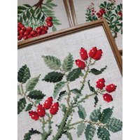 Vintage Gerahmte Hand Gestickte Blumenkunst - Bauernhaus-Wand-Dekor Vintage Gerahmte Hand Gestickte Blumenkunst - Bauernhaus-Wand-Dekor von Timetosellmyvintage