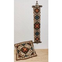 Lot Von Handgewebter Wandbehang Volkskunst Mit Messingdekor Details Und Kissenbezug Farbblock Wandkunst, Bauernhausstil, Wandteppich von Timetosellmyvintage