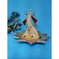 Glas-Engel-Kerzenhalter Mit Handgefertigtem Keramik-Sonnenteller Glas-Engel-Kerzenhalter Mit Handgefertigtem Keramik-Sonnenteller von Timetosellmyvintage