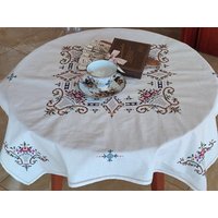 Fertige Kreuzstich Vintage Tischdecke, Handgesticktes Dekor, Rosen, Elfenbeinfarben von TimisVintage