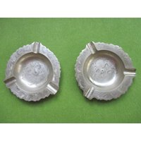 Set Mit Zwei Handgeschnitzten Messingaschenbechern Oder Schmucktellern Set Mit Zwei Handgeschnitzten Messingaschenbechern Oder Schmucktellern von TimsTreasures