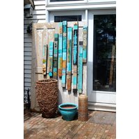 Mixed Media Rustikale Moderne 8 Totems Blau-Grün Türkis Teal Glasierte Holz Dose Metall Collage Set Von + 54 "x3" Island Südsee Tike Organic von TinExpressions