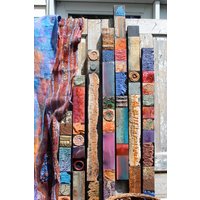 Riesig Hoch Abstrakt Impressionismus Mixed Media Sticks Panels Pole Collagen Handgemachtes Lasiertes Holz Metall Seele Totem Textur Relief Skulptur von TinExpressions