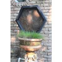 Sale Rustikaler Garten Antiker Gerahmter Decken-Zinn-Fliesenpanel 1800Er Jahre Architekturfragment 73 cm. Vintage Holz Bilderrahmen Englisch von TinExpressions