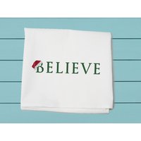 Believe With Santa Hat, Mehlsackhandtuch, Weihnachtsgeschenk, Winter Deko, Tina Labadini Design, Handtuch, Alle Baumwollhandtuch von TinaLabadiniDesigns