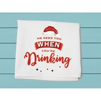 Er Sieht Dich Beim Trinken, Mehlsacktuch, Weihnachtsmann, Dekotuch, Weihnachtsgeschenk, Urlaubs Humor, Barhandtuch von TinaLabadiniDesigns