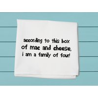 Ich Bin Eine Familie Von Vier Mac "N' Käse, Mehlsack Handtuch, Baumwolltuch, Typografie, Lustiges Handtuch Ich Bin Eine Familie Von Vier Mac "N' Käse, Mehlsack Handtuch, Baumwolltuch, Typografie, Lustiges Handtuch von TinaLabadiniDesigns