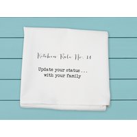 Küchenregel Nr. 14, Aktualisiere Deinen Zustand... Mit Deiner Familie, Mehlsackhandtuch Küchenregel Nr. 14, Aktualisiere Deinen Zustand... Mit Deiner Familie, Mehlsackhandtuch von TinaLabadiniDesigns