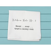 Küchenregel Nr. 7, Nie... Jemals... Trust A Skinny Cook, Mehlsackhandtuch Küchenregel Nr. 7, Nie... Jemals... Trust A Skinny Cook, Mehlsackhandtuch von TinaLabadiniDesigns