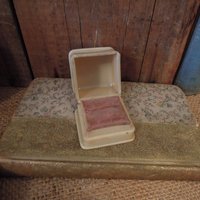Antike Celluloid Ring Box/Hochzeit Verlobung Vintage Ringbox Shabby Pink Samt Box Antike Celluloid Ring Box/Hochzeit Verlobung Vintage Ringbox Shabby Pink Samt Box von TinaTreasureTrinkets