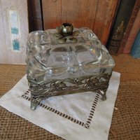 Vintage Ormolu Glas Deckel Schale/Gold Filigrane Schmuckschale Antike Überbackene Glasschale von TinaTreasureTrinkets