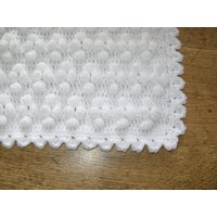 Hand Gehäkelte Weiße Baby-Bommel-Decke von TinasCreativeCrochet