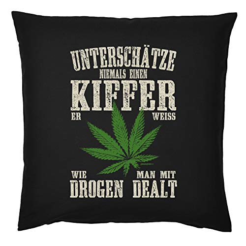 Tini -Shirts Cannabis Sprüche Kissen - Deko-Kissen Marihuana : Unterschätze Niemals einen Kiffer - Kiffer Geschenk-Kissen Hanf/Weed - Kissen mit Füllung - Farbe: schwarz von Tini -Shirts