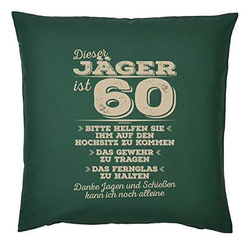 Tini - Shirts Jäger Deko-Kissen 60.Geburtstag - Sprüche-Kissen Jäger 60 Jahre : Dieser Jäger ist 60 Bitte helfen Sie ihm auf den Hochsitz ... - Jagd Zubehör - Kissen mit Füllung - Farbe : dunkelgrün von Tini - Shirts