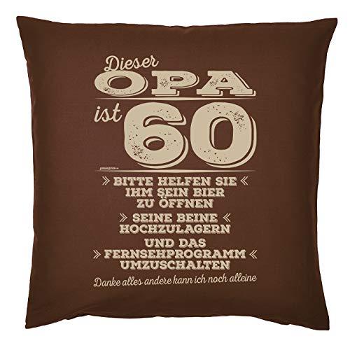 Tini - Shirts Opa Kissen 60 Geburtstag - Deko-Kissen Spruch Großvater : Dieser Opa ist 60 Bitte helfen Sie ihm Sein Bier - Geschenk-Kissen Opa 60 Jahre - Kissen mit Füllung - Farbe : braun von Tini - Shirts