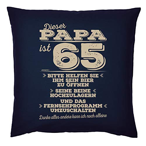 Tini - Shirts Papa Kissen 65 Geburtstag - Deko-Kissen Spruch Vater : Dieser Papa ist 65 Bitte helfen Sie ihm Sein Bier ... - Geschenk-Kissen Papa 65 Jahre - Kissen mit Füllung - Farbe : Navyblau von Tini - Shirts