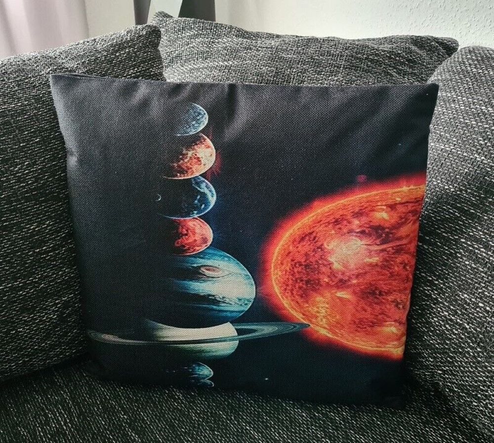 Tinisu Dekokissen Universum Planetenreihe - Kissenbezug - 45cm x 45cm - Erde/Sonne von Tinisu