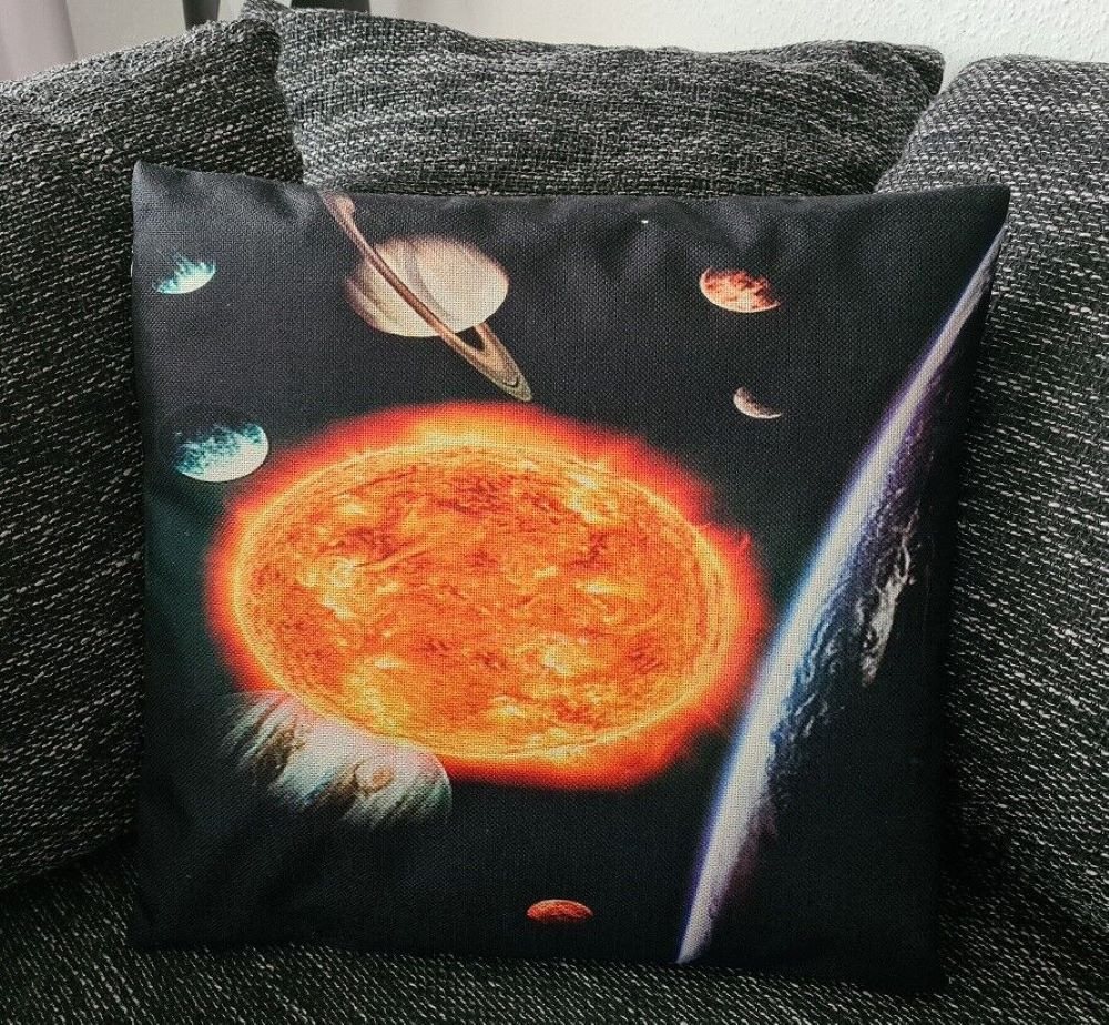 Tinisu Dekokissen Universum Sonnensystem - Kissenbezug - 45cm x 45cm - Erde/Sonne von Tinisu