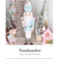 Pastell Nussknacker Figur, Weihnachtsdeko Innen Im Candy Style, Rosa Blau Dekofigur, Geschenkidee Weihnachten, Nikolausgeschenk Pastell Nussknacker Figur, Weihnachtsdeko Innen Im Candy Style, Rosa Blau Dekofigur, Geschenkidee Weihnachten, Nikolausgeschenk von TinySavvyThings
