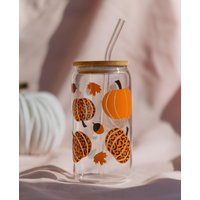 Herbstliches Trinkglas Mit Bambusdeckel Und Glasstrohhalm, Pumpkinspice Latte Glas, Herbst, Halloween Becher, Leopard Kürbis von TinyTreasuresDept