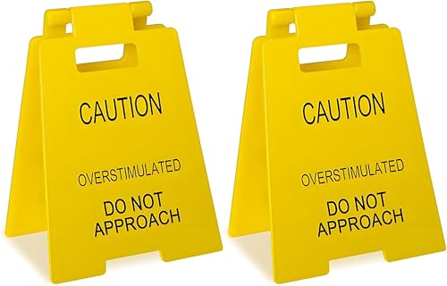 Tivleed, Schild mit Aufschrift "Caution Overstimulated Desk Sign, Funny Office Prank Warning Sign, Humorous Gag Gift Mini Desk Decor for Coworkers, Employees, Chef, Teammate, Office, Workplace Tivleed, Schild mit Aufschrift "Caution Overstimulated Desk Sign, Funny Office Prank Warning Sign, Humorous Gag Gift Mini Desk Decor for Coworkers, Employees, Chef, Teammate, Office, Workplace von Tivleed