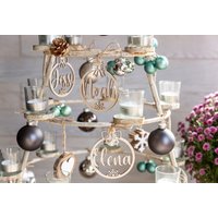 Christbaumschmuck "Kugel" Aus Holz Personalisiert | Geschenkanhänger Platzkarte Weihnachtsgeschenk Weihnachtsanhänger Holzanhänger Christbaumschmuck "Kugel" Aus Holz Personalisiert | Geschenkanhänger Platzkarte Weihnachtsgeschenk Weihnachtsanhänger Holzanhänger von TiyanaDesign