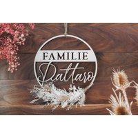 Türkranz Familie Ø20cm, Ø24cm Oder Ø30cm | Familienname Türschild Trockenblumen Geschenkidee Personalisiert Türkranz Familie Ø20cm, Ø24cm Oder Ø30cm | Familienname Türschild Trockenblumen Geschenkidee Personalisiert von TiyanaDesign