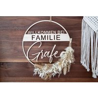 Türkranz Willkommen Bei Familie Ø20cm, Ø24cm Oder Ø30cm | Familienname Türschild Trockenblumen Geschenkidee Türkranz Willkommen Bei Familie Ø20cm, Ø24cm Oder Ø30cm | Familienname Türschild Trockenblumen Geschenkidee von TiyanaDesign