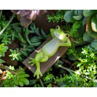 Miniatur-Fee Kleine Frosch Liegen Auf Stuhl Blick Den Himmel Tierfiguren Fairy Garten Lieferungen & Zubehör Terrarium Figuren von TizzleByTizzle
