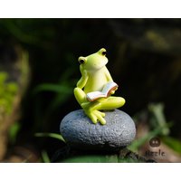 Miniatur-Fee-Kleiner Frosch Sitzen Auf Stein Lesen Buch-Tierfiguren-Fee-Gartenbedarf - Und -Zubehör-Terrarium-Figuren von TizzleByTizzle