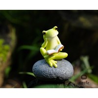 Miniatur-Fee-Kleiner Frosch Sitzen Auf Stein Lesen Buch-Tierfiguren-Fee-Gartenbedarf - Und -Zubehör-Terrarium-Figuren von TizzleByTizzle