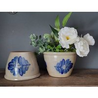 Beaumont Brothers Pottery Blaue Blumen Salzglasierter Topf Oder Pflanzgefäß, 1995 von ToBeTheBeeAndFlower