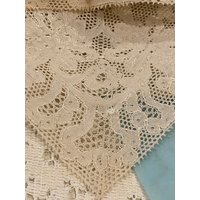 Antikes Handgemachtes Leinen Spitzen-Doily/Läufer/Kommode-stück von ToLacewithLove