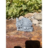 Handgemachte Gartenzwerg Display Zement Statue von ToadStoolHome