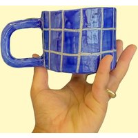 Blauer Keramik Becher, Gingham, Handgemachte Keramik, Kitsch Wohndekor, Vegan, Kariert, Neuheit Kaffeetasse, Herbst Geschenk, Vibes Blauer Keramik Becher, Gingham, Handgemachte Keramik, Kitsch Wohndekor, Vegan, Kariert, Neuheit Kaffeetasse, Herbst Geschenk, Vibes von ToastsStudios