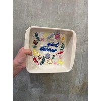 "Handgemachte "Girl Dinner" Keramik-Backform - Ofen-Zu-Tisch-Tablett Mit Handgemalten Lebensmittel-Illustrationen." von ToastsStudios