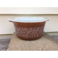 Vintage Pyrex Woodland Pattern Auflaufform Mit Deckel 473 von ToastyBarkerBoutique