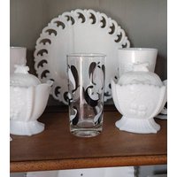 Vintage Schwarz-Weiß-Glas von ToastyBarkerBoutique