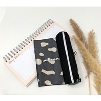 Geschenk Studentin - Stifteetui Schwarz Für Ca. 12 Stifte, Federmäppchen Mit Gummiband, Stiftemäppchen Mädchen Modern Abstrakt von TochtervonWalter