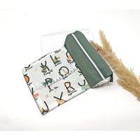 Personalisiertes Federmäppchen Schule - Grün Stiftemäppchen Mit Namen Gummiband, Geschenk Studentin, Mäppchen Mädchen Personalisiertes Federmäppchen Schule - Grün Stiftemäppchen Mit Namen Gummiband, Geschenk Studentin, Mäppchen Mädchen von TochtervonWalter