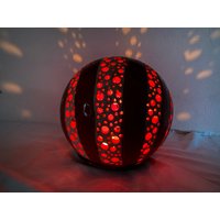 Rotes Kugelwindlicht Mit Durchbruch Und Beigen Akzenten von ToepfereiStache