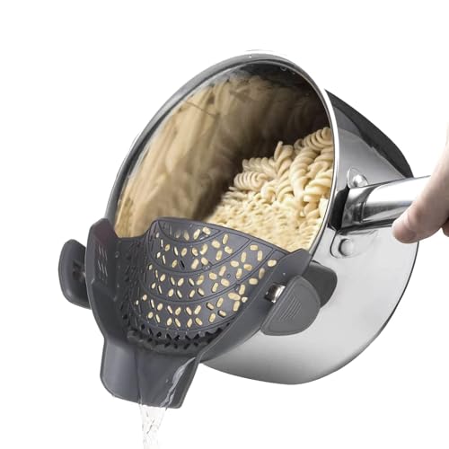 Schnappsieb Silikon Topfsieb Abgießhilfe - Grau Küchensieb, Lebensmittelsieb, Clip On Strainer - Geeignet für Töpfe und Pfannen zum Abtropfen von Gemüse, Obst und Spaghetti Schnappsieb Silikon Topfsieb Abgießhilfe - Grau Küchensieb, Lebensmittelsieb, Clip On Strainer - Geeignet für Töpfe und Pfannen zum Abtropfen von Gemüse, Obst und Spaghetti von TogtherKings